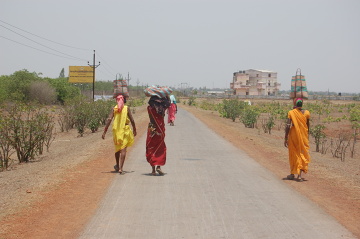 Kobiety w drodze na cotygodniowy targ