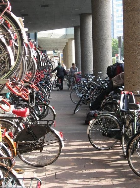 Dwupoziomowy parking rowerowy przy dworcu centralnym w Utrechcie – malutki jak na holenderskie standardy...