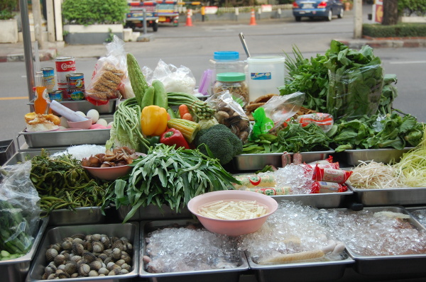 Nocny market na ulicach Bangkoku