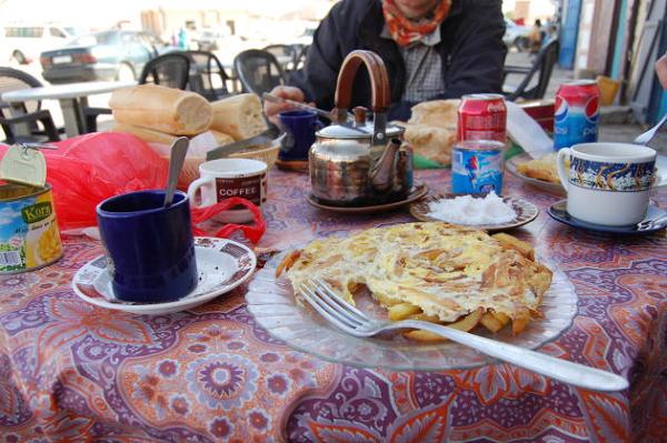 Dość oryginalny sposób podania omleta, który stanowi tylko wdzięczny dodatek do frytek, jakże lubianych w Mauretanii