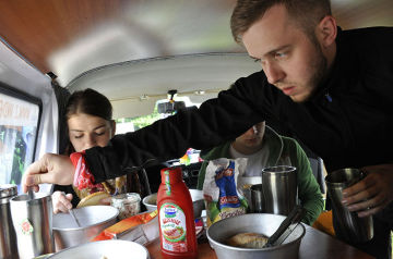 W trakcie wypraw bus jest nie tylko środkiem transportu, ale staje się również domem