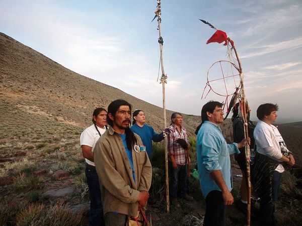 Plemię Shoshone z Nevady. W tle widać Górę Yucca. Plemię takie jest nietypowym widokiem dla ludzi, którzy nie mają okazji widywać ich każdego dnia.