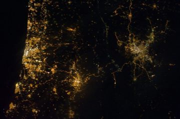 Zdjęcie zrobione zostało z Międzynarodowej Stacji Kosmicznej na którym  widać światła Izraela, Zachodniego Brzegu i Jordanii w nocy. Jasny węzeł świateł miejskich to TelAviw, prowadzi na wschód w kierunku Jerozolimy.