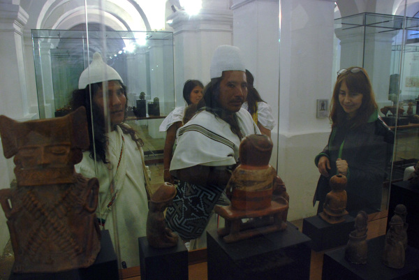 Indianie Czibcza w tradycyjnych strojach w Muzeum Narodowym w Bogocie oglądają artefakty wykonane rękami swych przodków.
