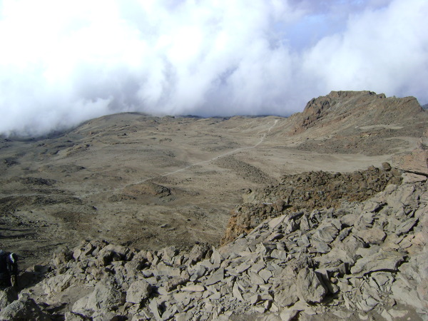 Jałowy krajobraz wulkanicznej pustyni