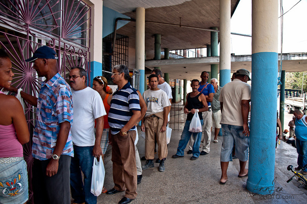 Typowy obrazek z kubańskiej ulicy - kolejka przed sklepem