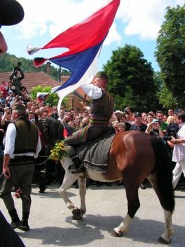 Uroczysty, festiwalowy pochód