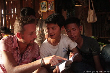 Próby komunikacji i nauki angielskiego w Laosie.