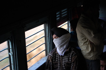 W drodze do Varanasi. W najtańszych klasach pociągów panuje niesamowity tłok i praktycznie nikt nie kupuje biletów