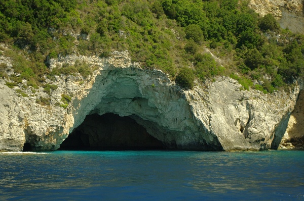 Jaskinia na Paxos - widok z promu w drodze do portu w Gaios
