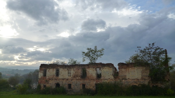 Niemi świadkowie smutnej historii - zniszczone koszary w Chorwacji.