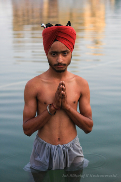 Sikh podczas ablucji w Złotej Świątyni