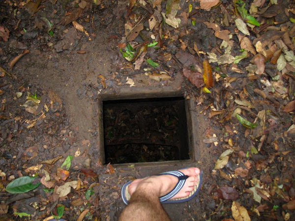 Oryginalne wejście do tuneli Củ Chi jest niewiele większe od mojej stopy.