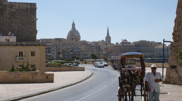 Maltańczycy chętnie zapraszają turystów na objazdowe zwiedzanie miasta