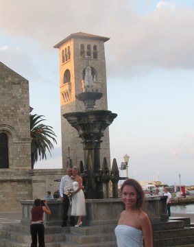 Port Mandraki to też popularny ślubny plener