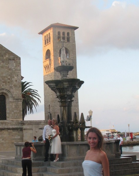 Port Mandraki to też popularny ślubny plener