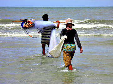 LUDZIE. Kambodżanie cenią sobie każdy rodzaj pracy. Małżeństwo udaje się na połów ryb i owoców morza.