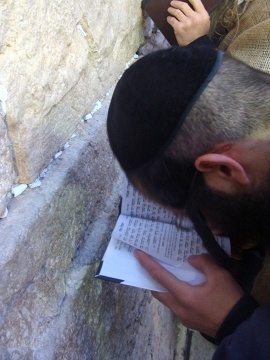 Każdy kto przybędzie pod Ścianę Płaczu z zachwytem spogląda na pobożnych żydów, którzy zagłębiają się w modlitwie. 