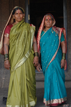 Hinduski spotkane w Ellorze. Piękne, wyjściowe sari założyły specjalnie na wyjazd do skalnego miasta