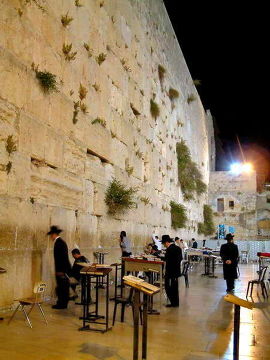 Ściana Płaczu -jedyna zachowana do dnia dzisiejszego pozostałość Świątyni Jerozolimskiej. Zachowane mury są fragmentem drugiej świątyni wybudowanej na wzgórzu Moria.