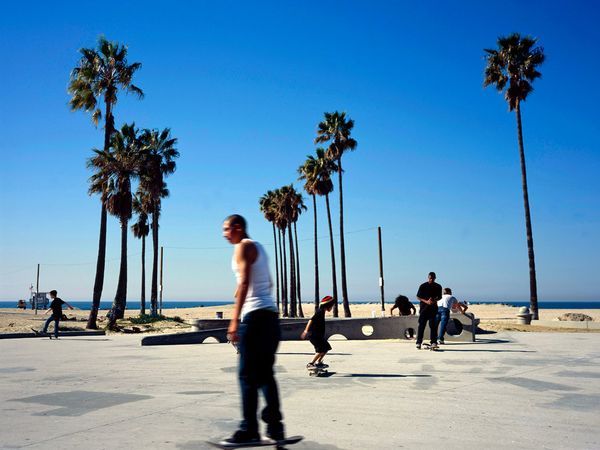 Venice Beach, raj dla deskorolkarzy, a także dla ulicznych artystów, których się tam spotyka w każdym miejscu. W barach można się ochłodzić.