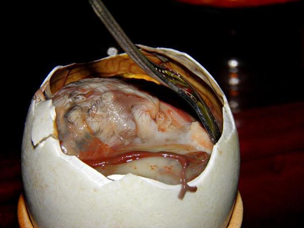 KUCHNIA. Pong tije koun, czyli kaczy embrion serwowany z sokiem z pieprzu i limonki.