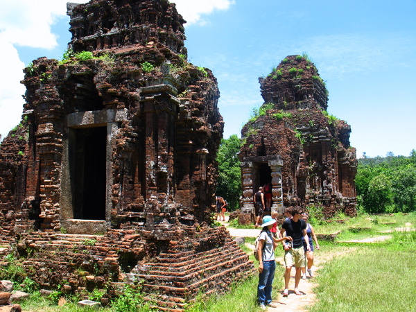 Starozytne sanktuatium Mỹ Sơn, to miejsce w którym czuje się oddech dawneych wieków.