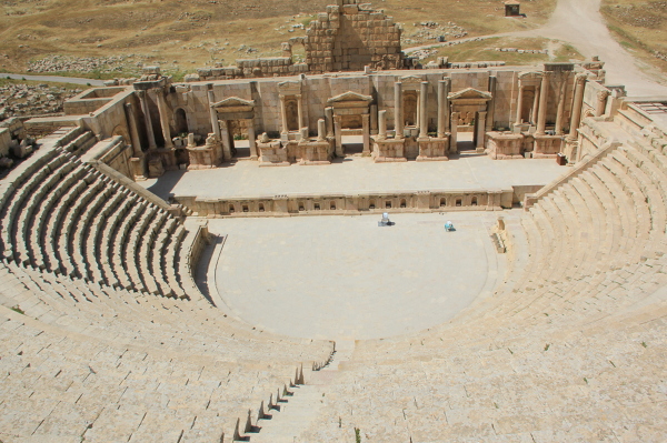 Rzymskie miasto Jerash - teatr zbudowany w I w, mógł pomieścić 5000 oso