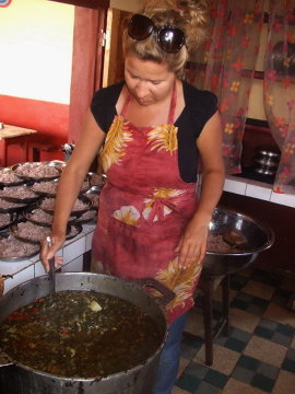 Kucharka zajęta przygotowywaniem dania kuchni malgaskiej :)