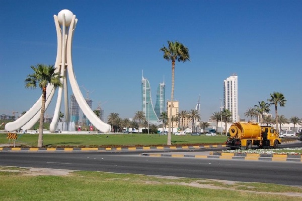 Główne rondo, na środku którego znajduje się perła a podtrzymujące ją ramiona to symbol wszystkich krajów Zatoki Perskiej. Bahrajn niegdyś utrzymywał się z wyłowu pereł.