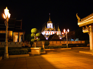 Loha Prasat, Wat Ratchanaddaram, Bangkok, Tajlandia - nocą