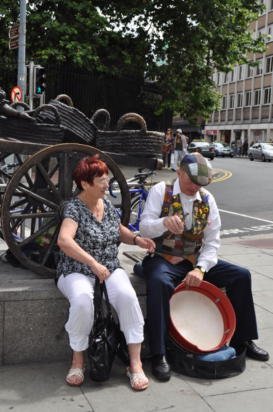 W Dublinie nie brakuje zespołów folklorystycznych występujących na ulicach. To właśnie one tworzą niepowtarzalny klimat miasta i są częścią irlandzkiej kultury. 