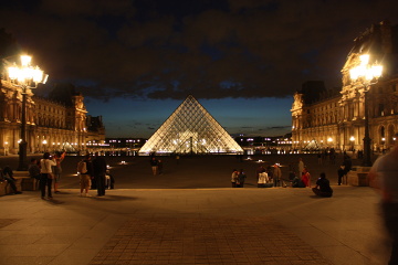 Szklana piramida na dziedzińcu Luwru