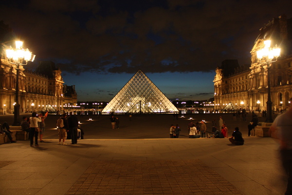 Szklana piramida na dziedzińcu Luwru
