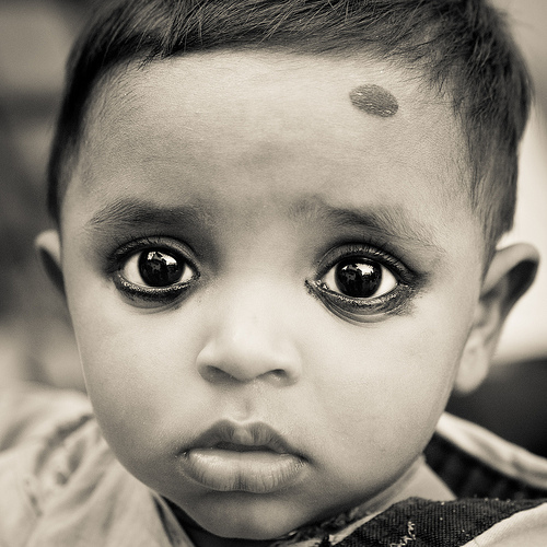Popularny w Indiach zwyczaj malowania oczu dzieciom