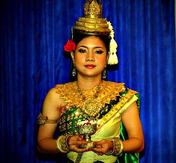 LUDZIE. Khmerska tancerka apsara.