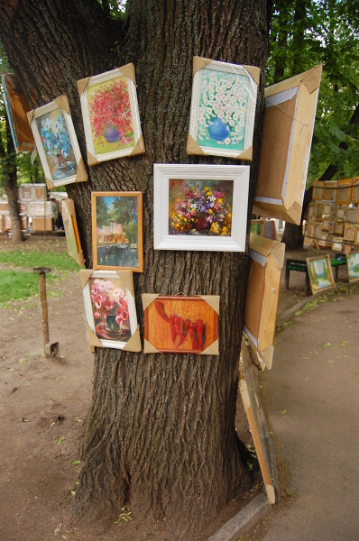 Pomysłowa ekspozycja w kiszyniowskim parku, gdzie przebywa miejscowa bohema