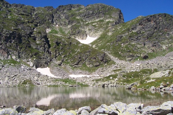 Góry Riła - ze względu na swoją budowę geologiczną w Bułgarii sieć hydrologiczna jest stosunkowo uboga. Jezior praktycznie nie ma, jedynie sztuczne zbiorniki i stawy górskie - takie jak ten na zdjęciu. 