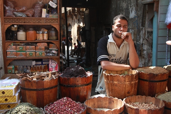 Sprzedawca na bazarze i jego kram