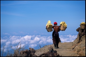 Miejscowy nosi siarkę, wydobytą z wulkanu Kawah Ijen, INDONEZJA