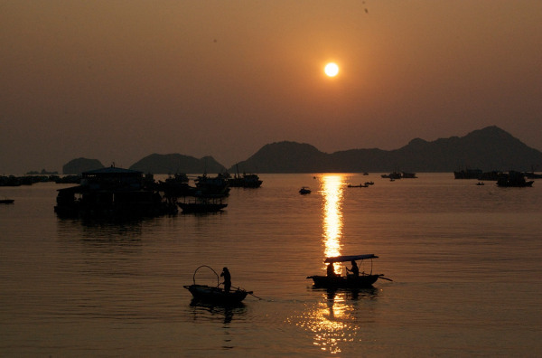 Zachód słońca nad zatoką Ha Long w Cat Ba