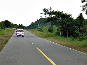 WIDOKI. Typowa kambodżańska droga utwardzona.