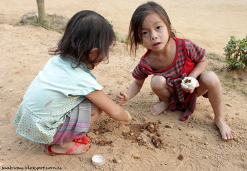 Dziewczynki w Ban Na - w ręku ryż kleisty posypany chili. 