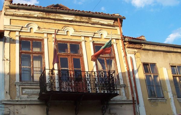 Veliko Tarnovo - barwy Bułgarii umieszczone na fladze to biel, zieleń i czerwień oznaczające kolejno spokój, wolność i ofiary walk o wyzwolenie Bułgarii spod panowania tureckiego. 