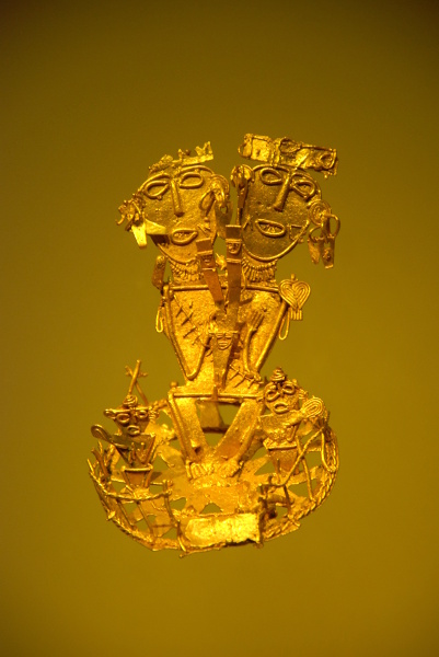 Złoto topi się w temperaturze 1063°C. Wiedząc to pierwsi przybyli do Ameryki Europejczycy nie mogli uwierzyć, że wypełniające dziś muzea sztuki prekolumbijskiej przedmioty zostały wykonane nawet tysiąc lat wcześniej przez prymitywnych w ich mniemaniu Indian.Dwugłowa postać z bogotańskiego muzeum złota ma na sobie ślady odcisków palców anonimowego artysty sprzed setek lat. Niektórych konkwistadorów przekonało to, że Indianie formowali złote figurki własnymi dłońmi. W rzeczywistości zostały one wykonane przy pomocy techniki traconego wosku. Artysta tworzył najpierw model pożądanej figury z wosku pszczelego. Potem model oklejany był gliną, która gdy zaschła tworzyła formę, do której następnie po wytopieniu wosku wlewano płynny metal. Po rozbiciu glinianej formy figura była szlifowana i polerowana. Była to tylko jedna z wielu znanych Indianom Czibcza technik metalurgicznych.
