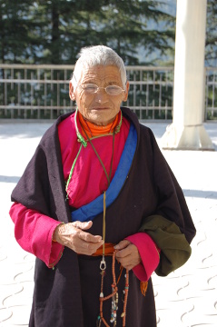 Kobieta z klasztoru Tsuglukhang w Dharamsali