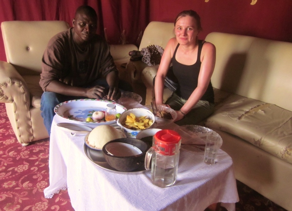 Obiad u Nestora (nauczyciel z N'djameny). Zostałam zaproszona na " domowy  czadyjski obiadek "  który przygotowała  zona Nestora. Obiad składał się z tradycyjne przyrządzonego bullu, sałatki z liści i gołąbków  z rożna.