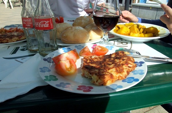 Typowe hiszpańskie dania w przystępnej cenie znajdziemy w barze tapas, Fuerteventura