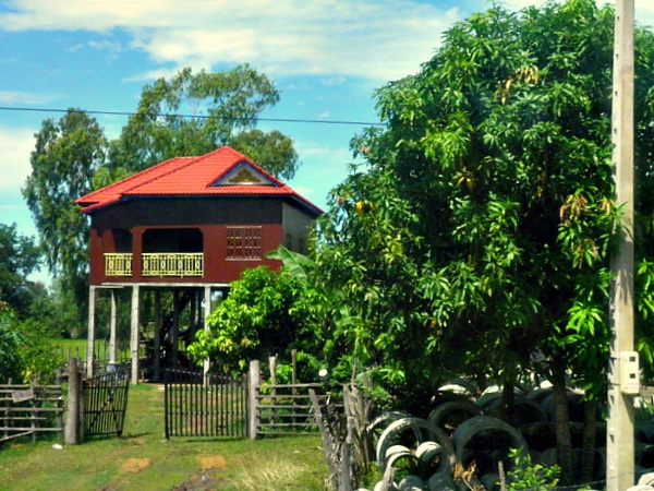 WIDOKI. Typowy khmerski dom na palach.