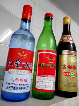 Od lewej: wódka o smaku zmywacza do paznokci, bimber z 3,5 zł, oraz wino będące sosem sojowym